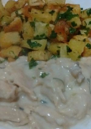 Una foto de Pollo al verdeo con papas fritas y perejil