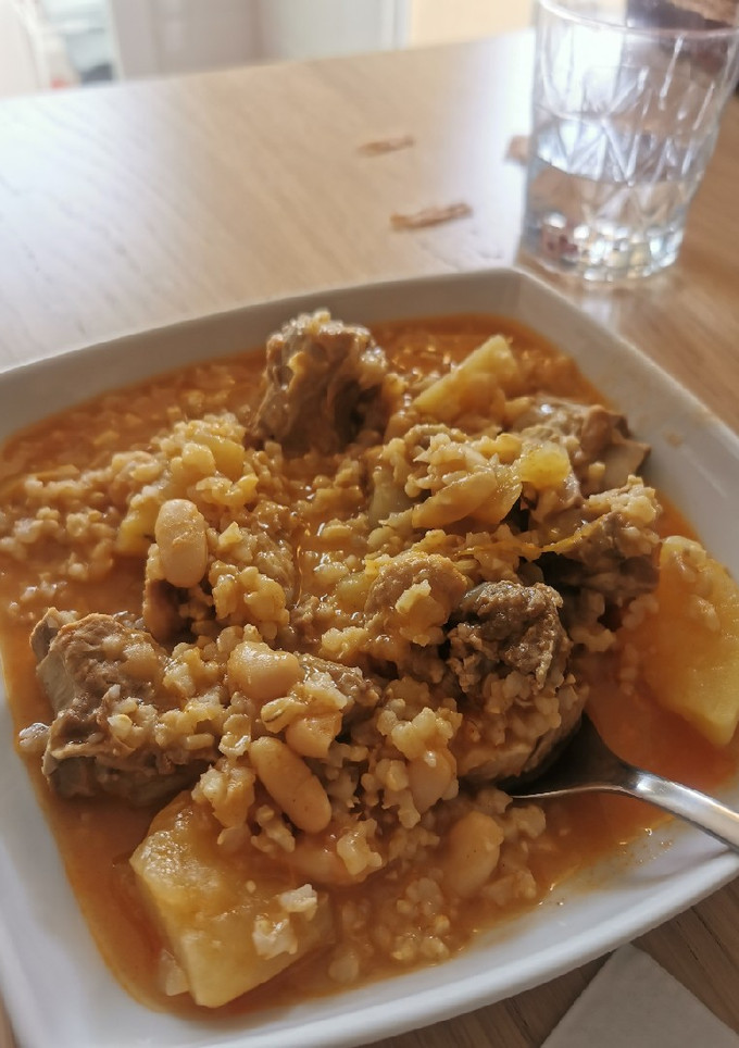Una foto de Arroz con habichuelas y costillejas