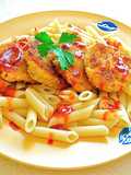 Discos de patata y calabacín sobre macarrones