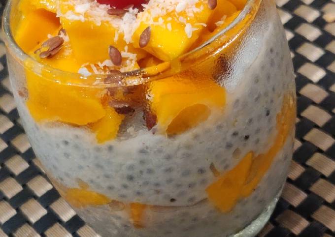 Mango coconut chia pudding