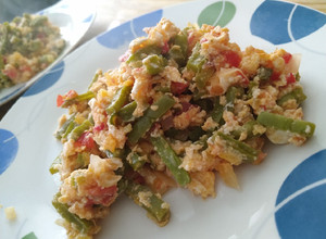Una foto de Huevo a la mexicana con nopales