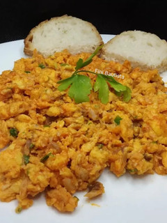 Una foto de Huevos revueltos con caballa y tomate frito