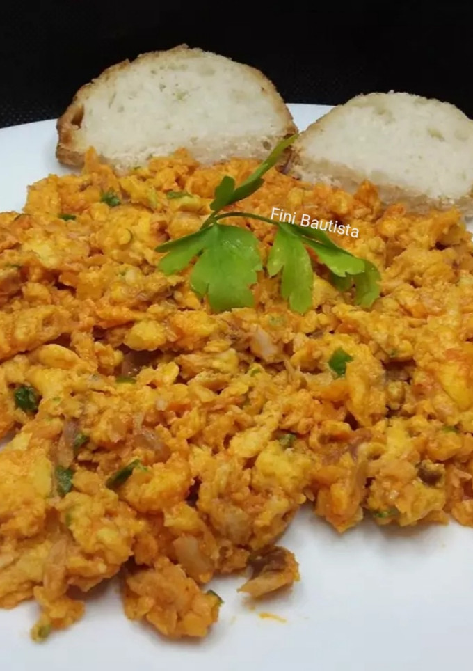 Una foto de Huevos revueltos con caballa y tomate frito