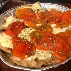 Una foto de Mila-pizza con muzzarella, morrón y tomate