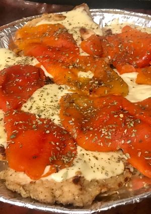 Una foto de Mila-pizza con muzzarella, morrón y tomate