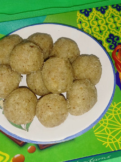 नारियल मावा के लडडू(nariyal mawa ke laddu recipe in hindi) रेसिपी मुख्य फोटो