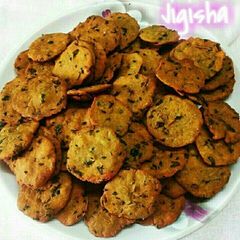 A picture of Methi bajra ka vada.