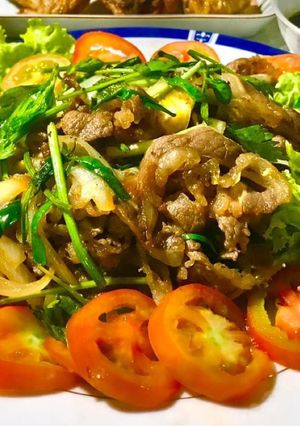 Hình của món Ba rọi bò xào củ hành.