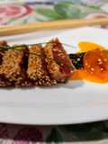 Tataki de atún rojo con sésamo tostado y yema curada de soja