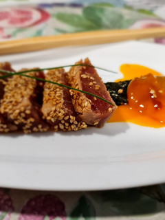Una foto de Tataki de atún rojo con sésamo tostado y yema curada de soja