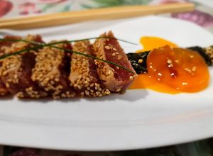Una foto de Tataki de atún rojo con sésamo tostado y yema curada de soja