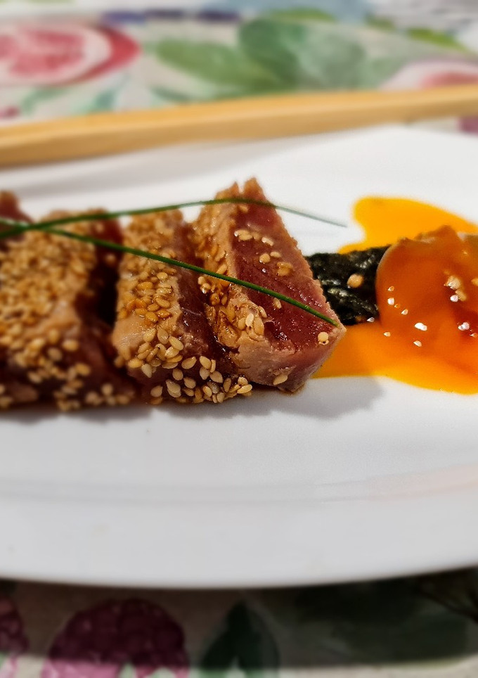 Una foto de Tataki de atún rojo con sésamo tostado y yema curada de soja