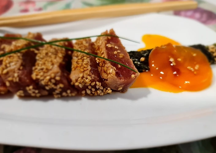 Manera fácil Preparar  Tataki de atún rojo con sésamo tostado y yema curada de soja