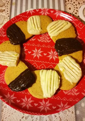 Fehér - és étcsokiba mártott kardamomos keksz 🍪 recept fotója