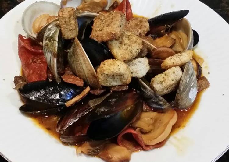 Recipe of Award-winning Brad&#39;s steamed mussels &amp; clams w/ chorizo, lemon &amp; sherry