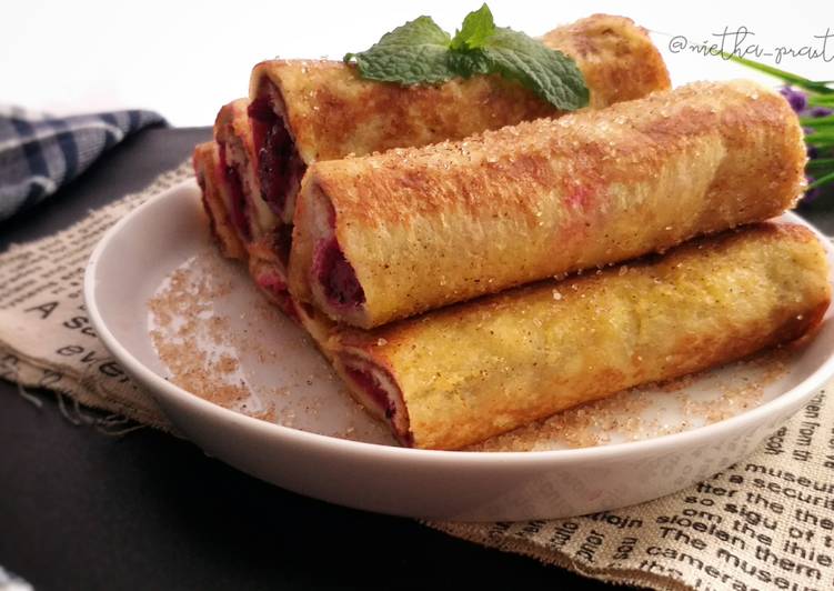 Resep masakan Dragon Fruit Chocolate French Toast Roll Up | Cara Bikin Dragon Fruit Chocolate French Toast Roll Up Yang Enak Dan Lezat
