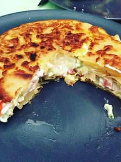 Una foto de Tortilla de patata rellena
