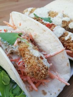Una foto de Tacos picantes de varitas de pescado