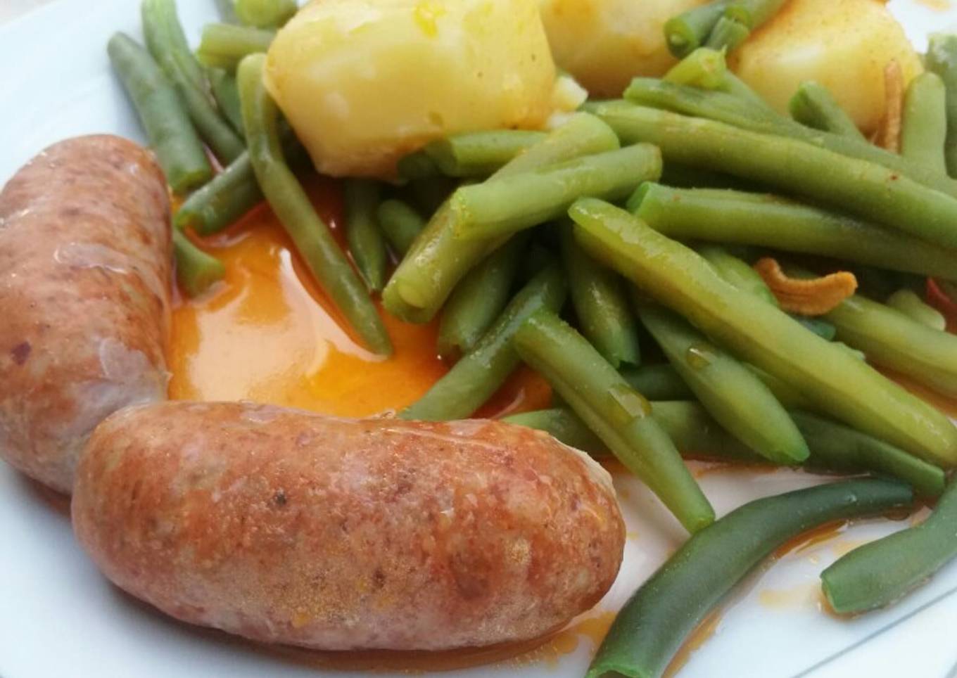 Patatas cocidas con judías verdes y chorizos frescos