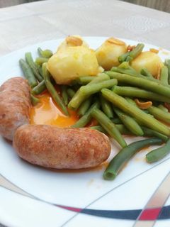 Una foto de Patatas cocidas con judías verdes y chorizos frescos