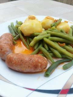 Una foto de Patatas cocidas con judías verdes y chorizos frescos