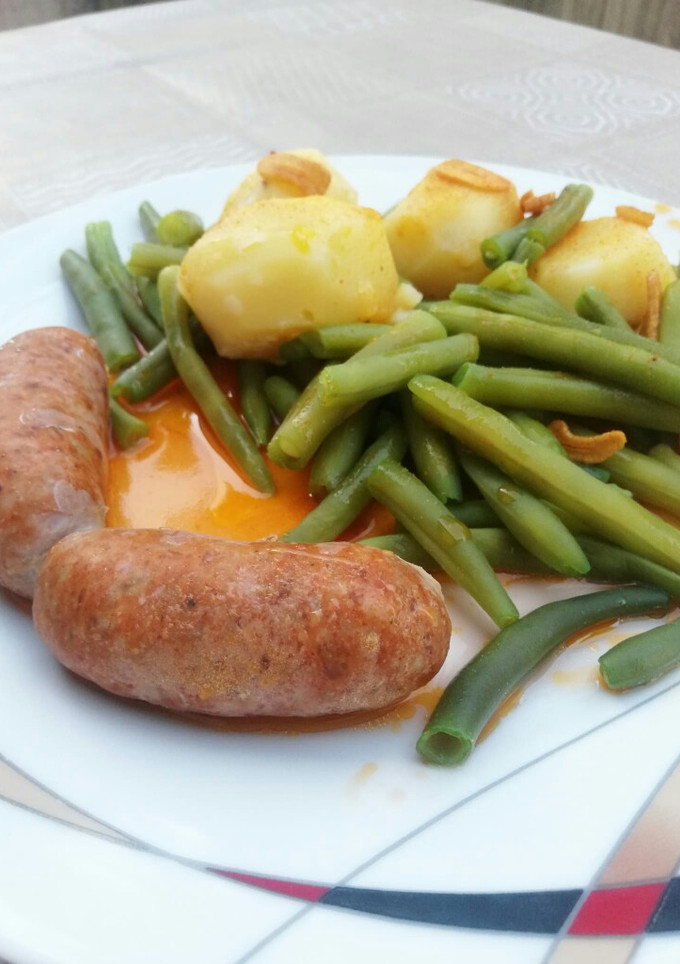 Una foto de Patatas cocidas con judías verdes y chorizos frescos