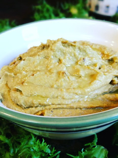 Una foto de Hummus de aguacate y garbanzos con miso