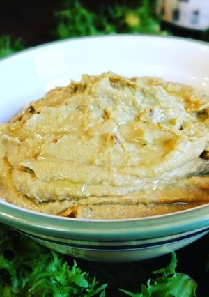 Una foto de Hummus de aguacate y garbanzos con miso