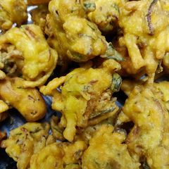 A picture of Pyaaz pakoda.