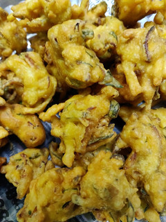 A picture of Pyaaz pakoda.