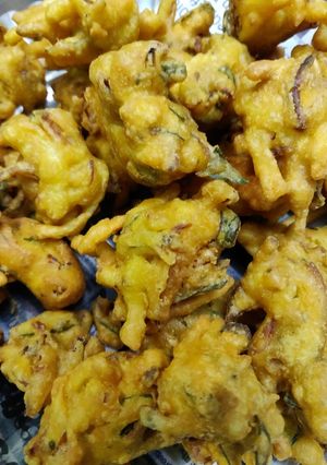 A picture of Pyaaz pakoda.
