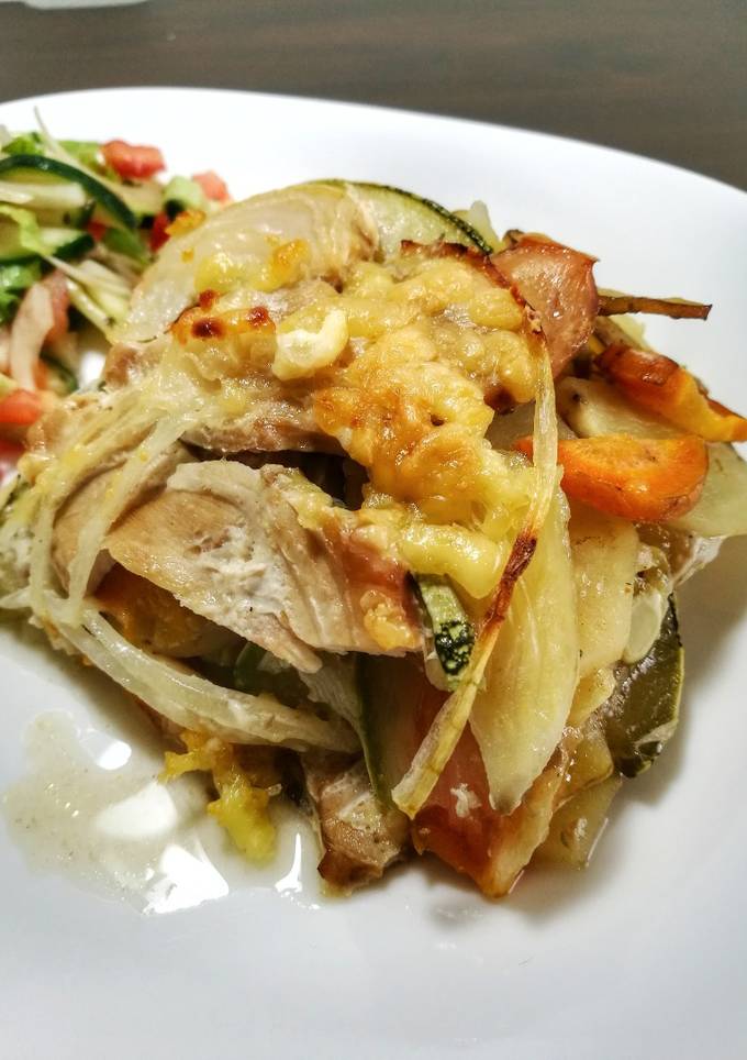 Картопляна запіканка з куркою та кабачком