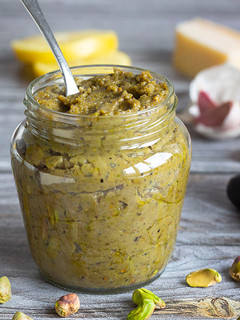 Una foto de Pesto de aceitunas negras y pistachos