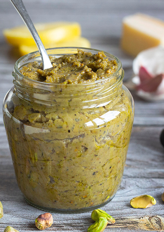 Una foto de Pesto de aceitunas negras y pistachos
