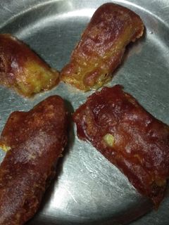 Pazham pori(કેળા ના ભજીયા)(Kela Na Bhajiya Recipe In Gujarati) રેસીપી મુખ્ય ફોટો