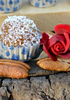 Una foto de Trufas con dulce de leche, licor y corazón de nuez❤