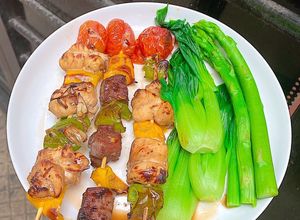 Hình của món #Eatclean Gà + bò ướp mật ong nướng với ớt chuông + cà chua bi + rau hấp.