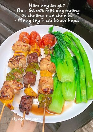 Hình của món #Eatclean Gà + bò ướp mật ong nướng với ớt chuông + cà chua bi + rau hấp.