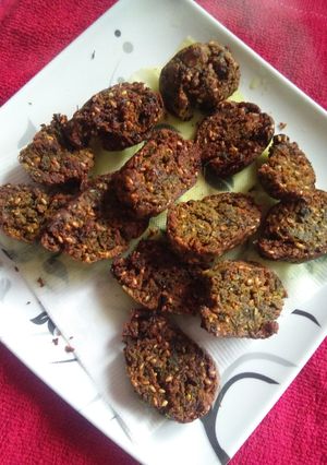 खमंग कोथिंबिर वडी (kothimbir wadi recipe in marathi) रेसिपी चे मुख्य फोटो
