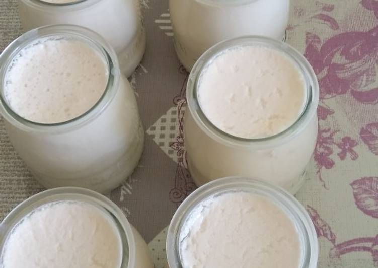 Yogur de Petit Suisse de fresa en yogurtera