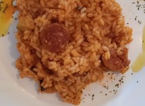 Una foto de Arroz con chorizo con un toque de jengibre toma 😜😋