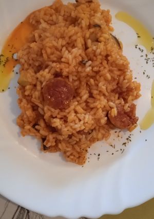 Una foto de Arroz con chorizo con un toque de jengibre toma 😜😋