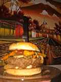 Hamburguesa de res con champiñones rellena de queso