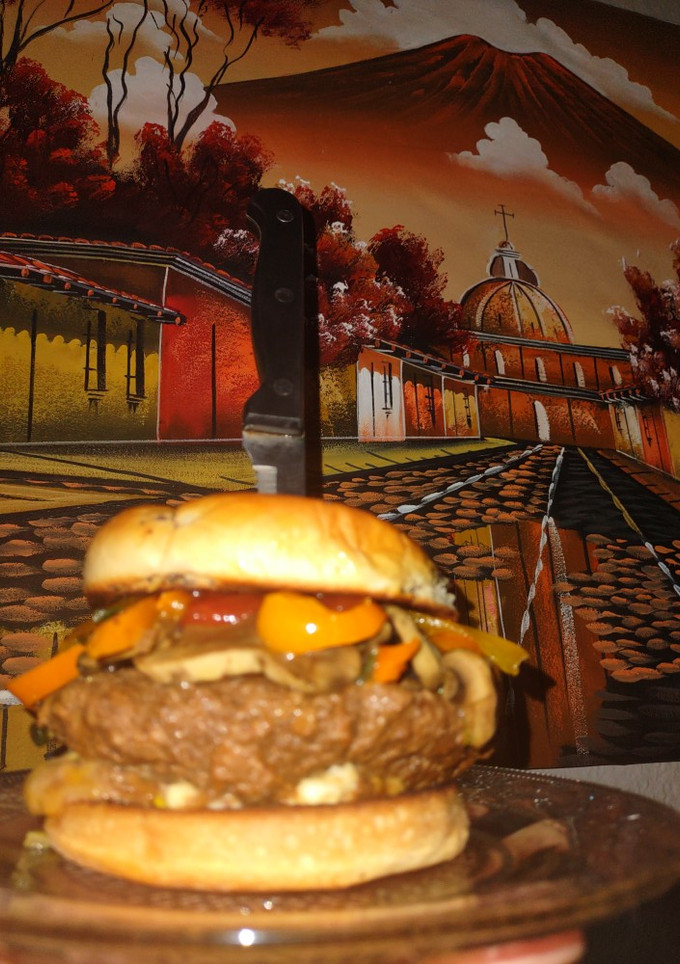 Una foto de Hamburguesa de res con champiñones rellena de queso