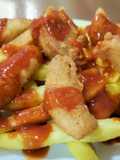 Fingers de pollo con patatas y salsa picantona