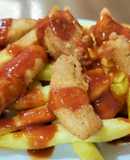 Fingers de pollo con patatas y salsa picantona