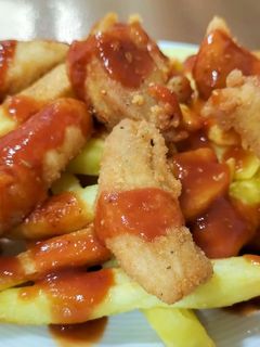 Una foto de Fingers de pollo con patatas y salsa picantona