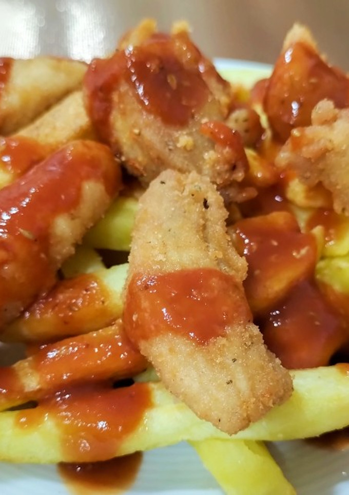 Una foto de Fingers de pollo con patatas y salsa picantona