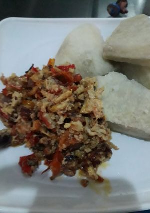 A picture of Yam with egg sauce.