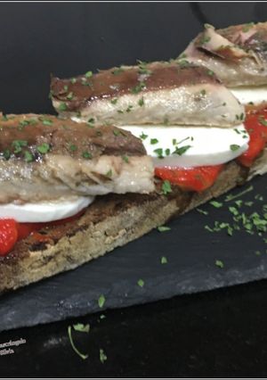 Una foto de Tosta  de caballa